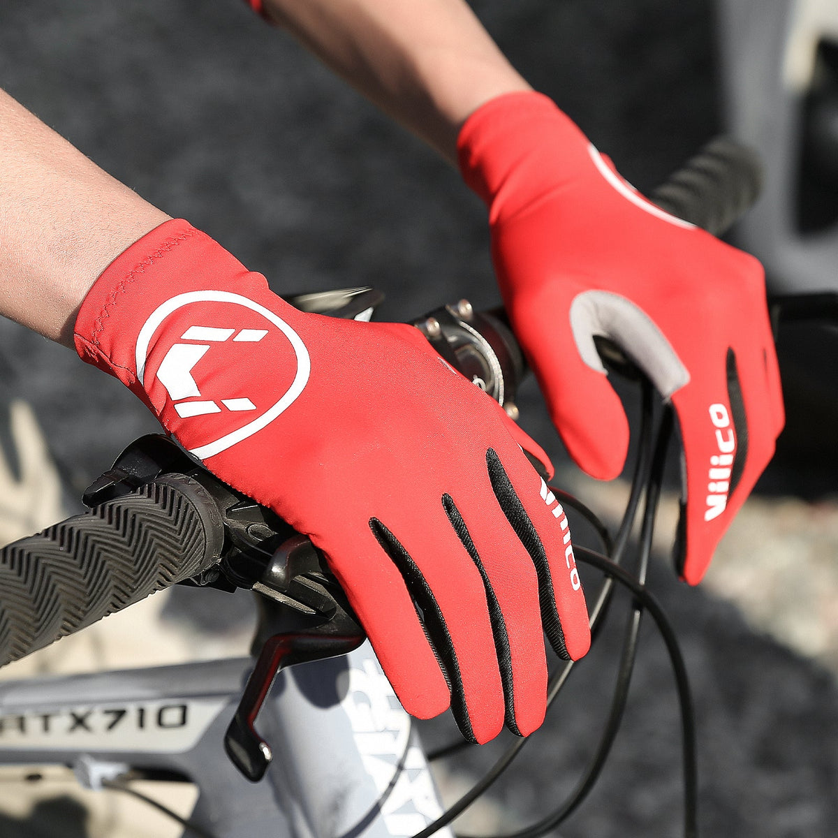 Full-finger cycling gloves back-panel detail