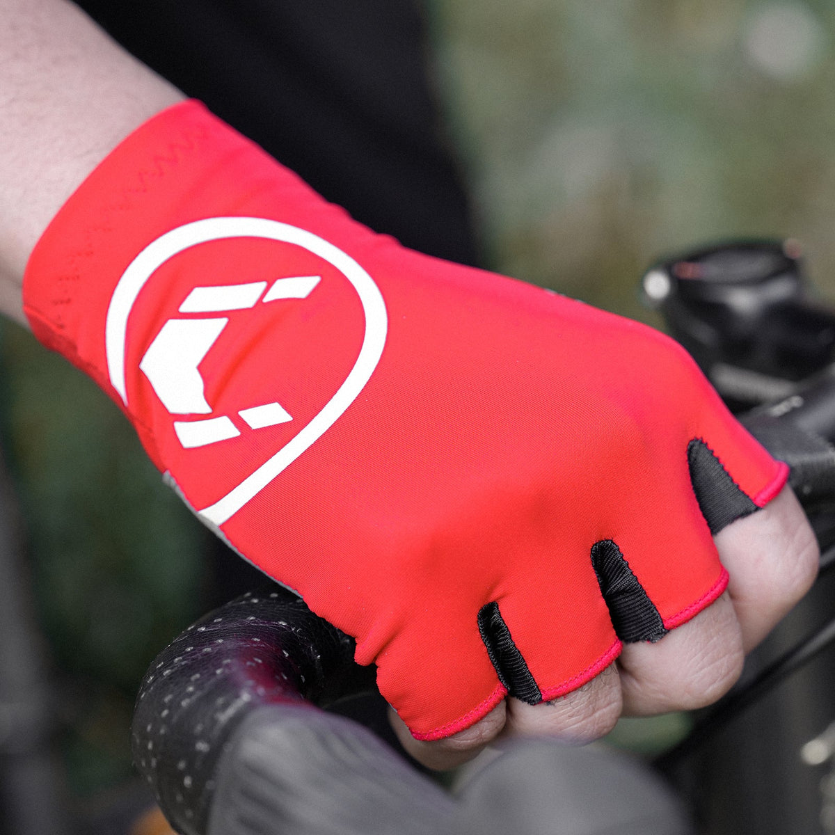 Fingerless cycling gloves back-panel detail
